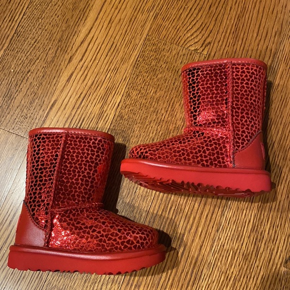UGG heart Boots - Picture 3 of 8